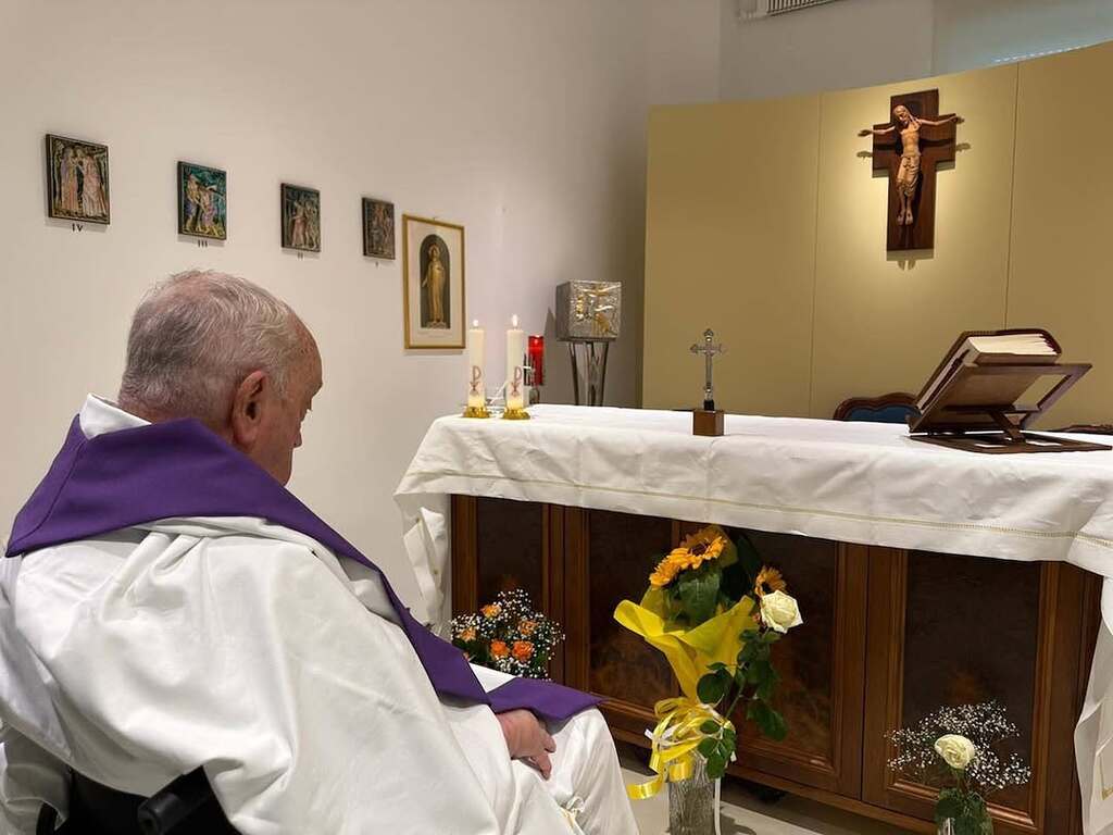 Foto: Sala de Imprensa da Santa Sé/Divulgação - Sala de Imprensa da Santa Sé divulgou primeira foto do papa após sua internação em fevereiro