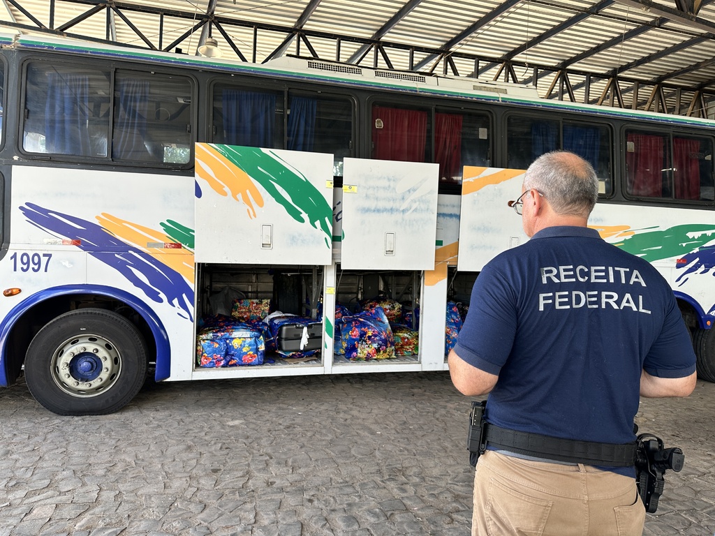 Foto: Delegacia da Receita Federal em Santa Maria (Divulgação) - Ônibus de turismo fazia a rota Foz do Iguaçu/PR a Joaçaba/SC.