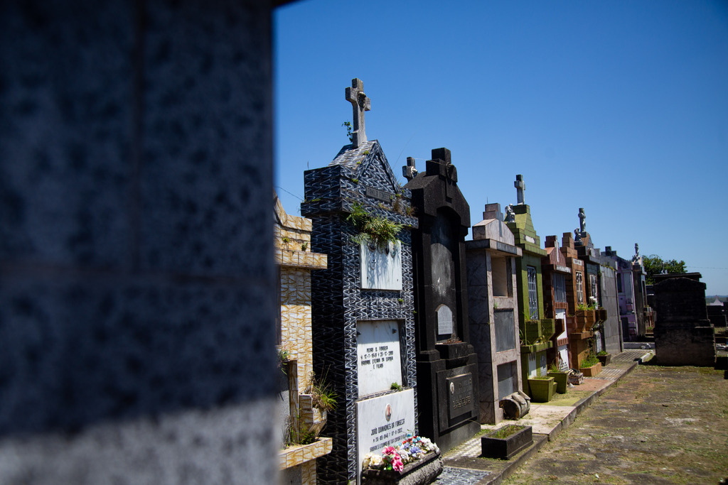 Lápides de pessoas exumadas do Cemitério Ecumênico podem ser retiradas a partir desta quinta-feira; confira a lista