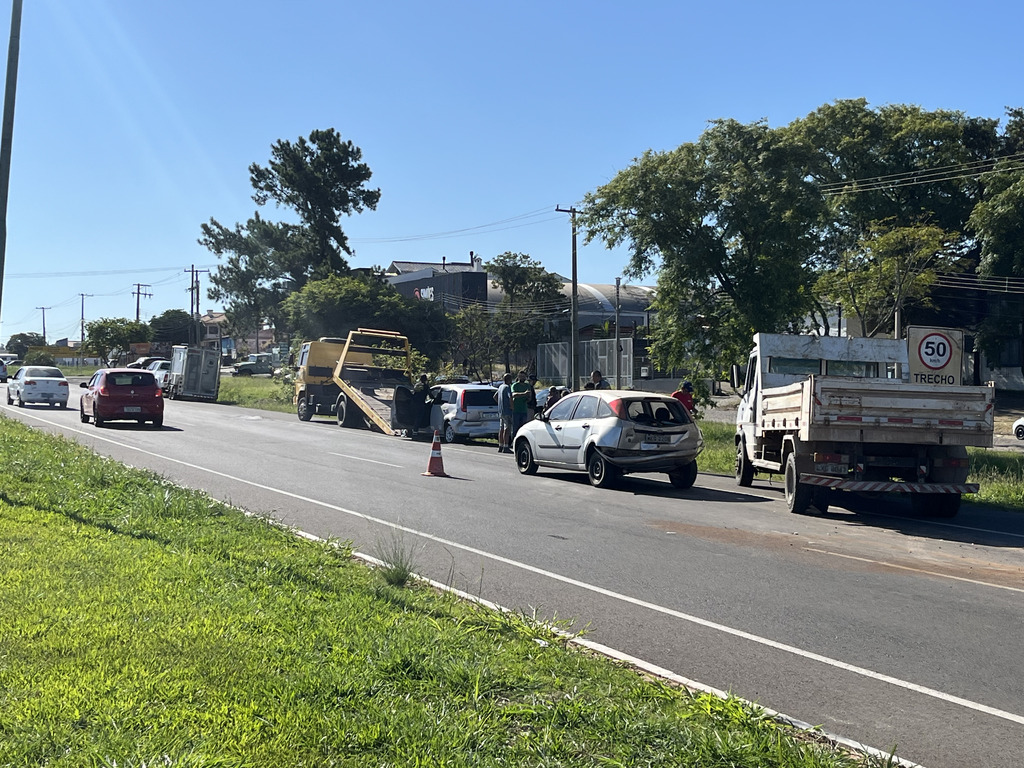 Engavetamento envolve caminhão e mais três veículos na BR-158 perto da passarela da Urlândia