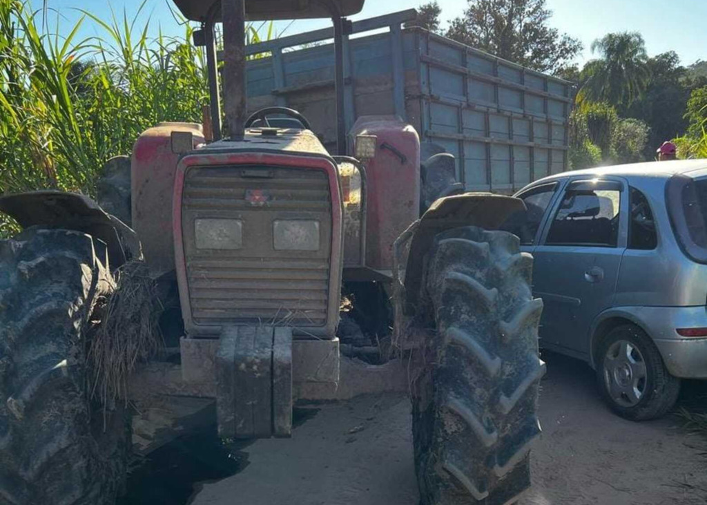 Acidente entre carro e trator deixa cinco feridos em Agudo; bebê e criança estavam no veículo