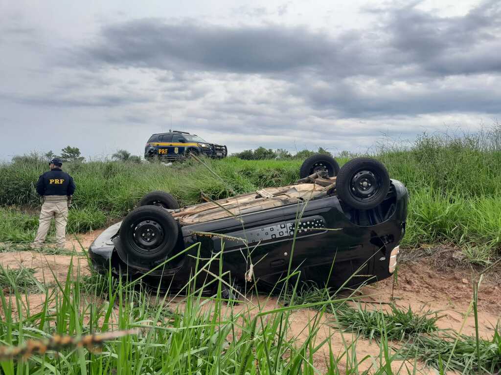 título imagem Motorista de 34 anos fica ferido após veículo sair da pista e capotar na BR-287