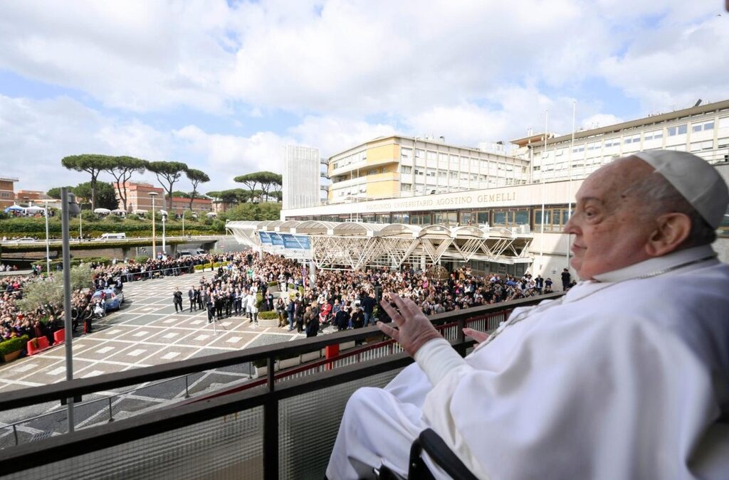 Foto: Vaticano Mídia (Divulgação) - Francisco apareceu na sacada do hospital, acenou e agradeceu aos fiéis que se concentravam em frente ao local