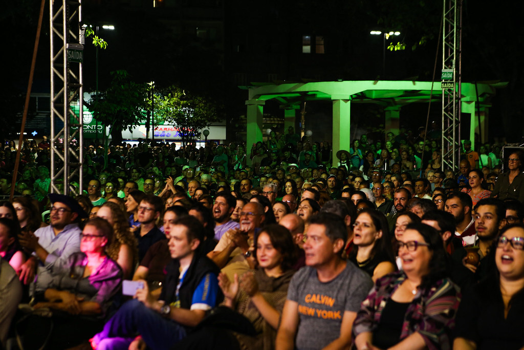 Foto: Samuel Marques/Prefeitura SMA - Conforme a Brigada Militar, cerca de 6 mil pessoas assistiram ao espetáculo na praça Saldanha Marinho