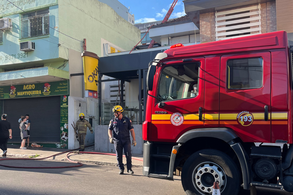 título imagem Bombeiros controlam incêndio em prédio abandonado no centro de Santa Maria