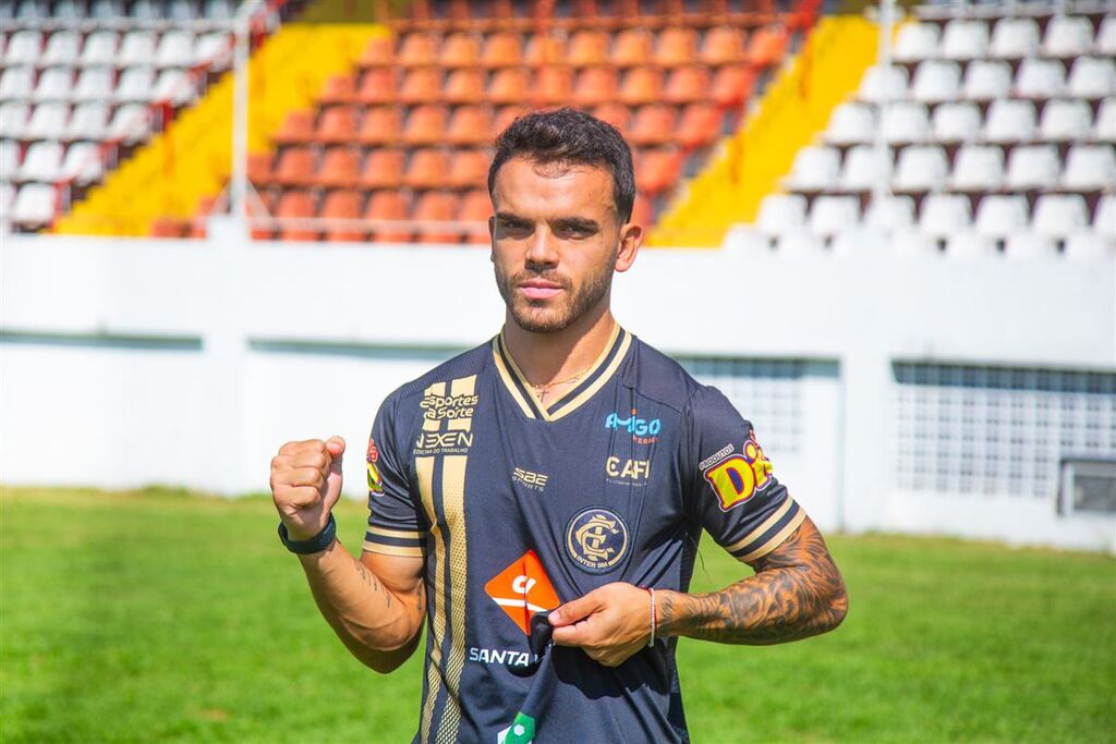 Inter-SM apresenta oficialmente o meia-atacante Laion
