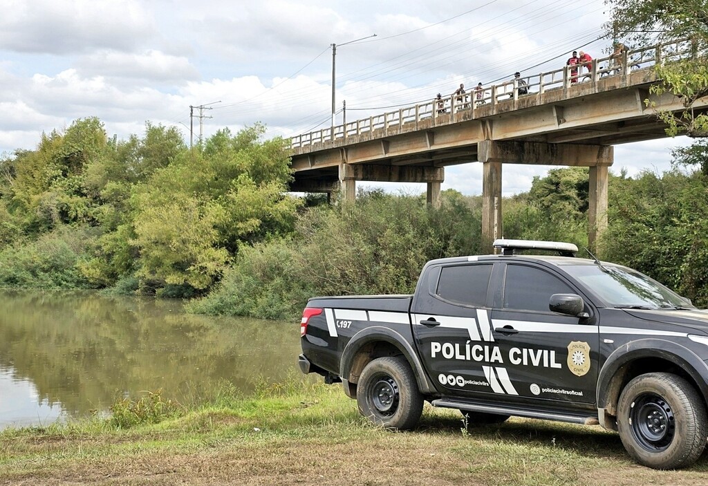 Foto: Marcelo Ribeiro (Caderno 7) - Crime aconteceu no começo da tarde desta terça na ponte da Avenida Getúlio Vargas, no Bairro Bom Fim