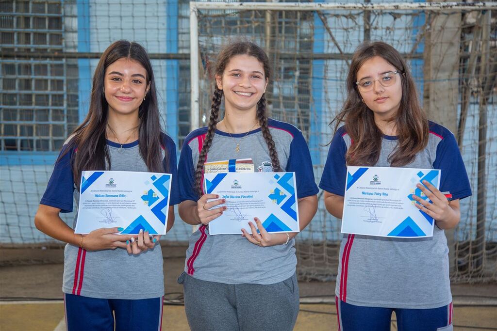 Três estudantes de escolas públicas de Santa Maria recebem o Prêmio Meninas Olímpicas