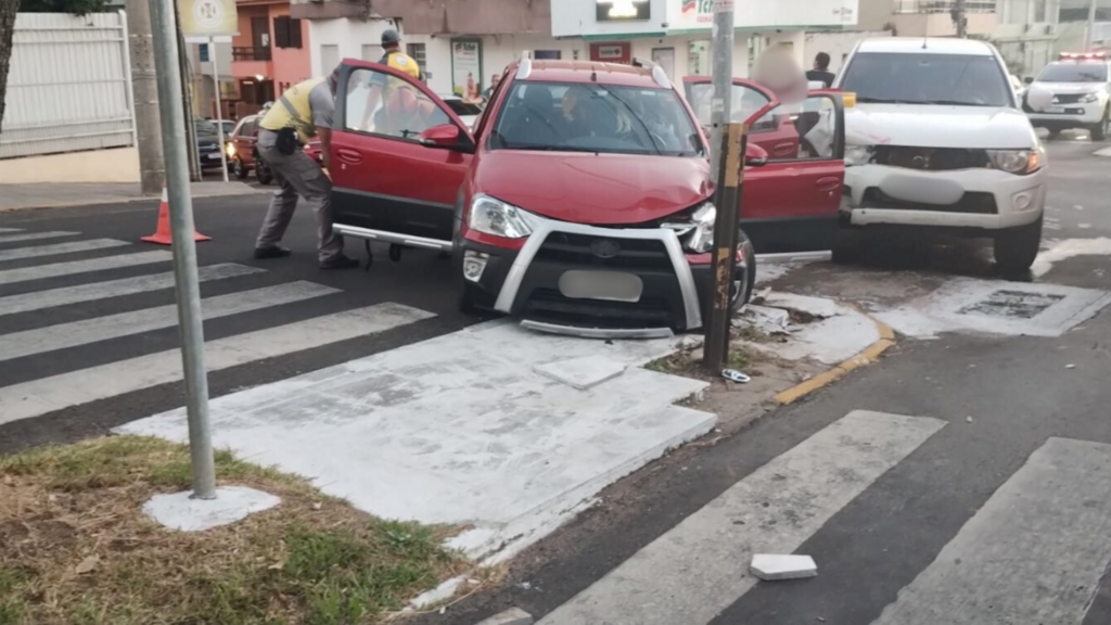 Colisão entre carros deixa semáforo pendurado no cruzamento da Avenida Presidente Vargas com a Visconde de Pelotas