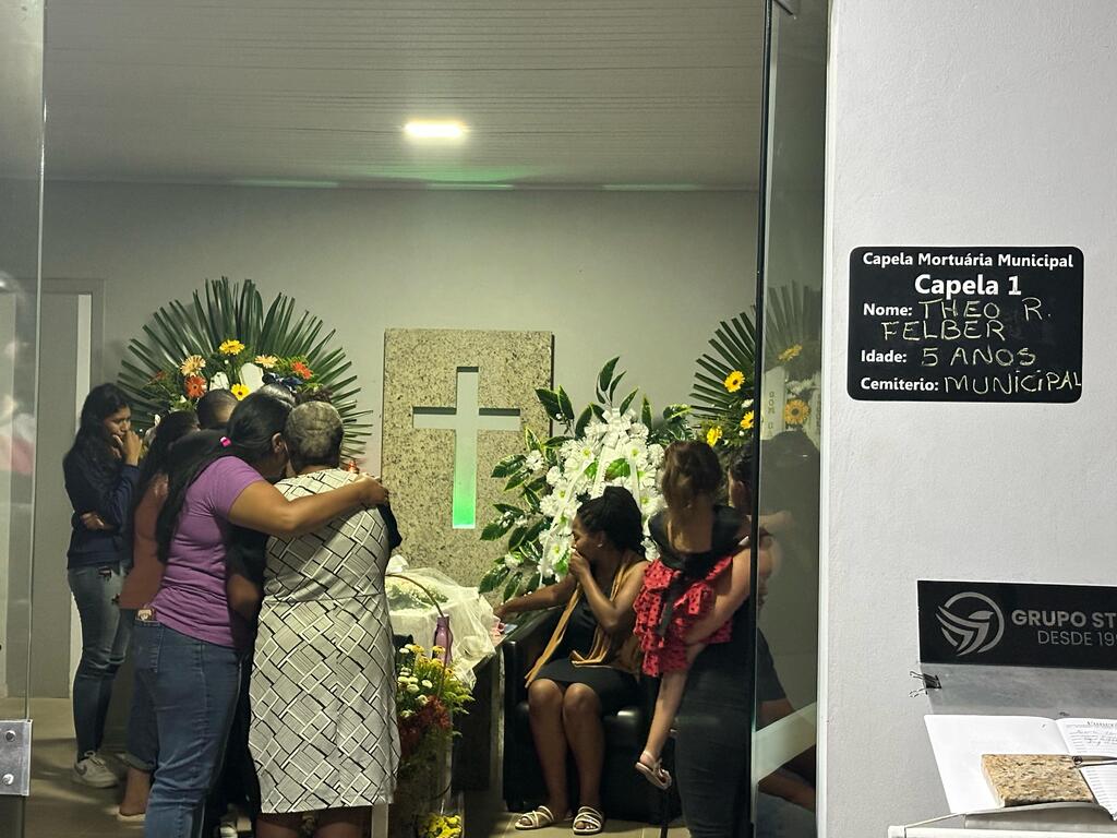 Começa o velório da criança assassinada pelo pai em São Gabriel