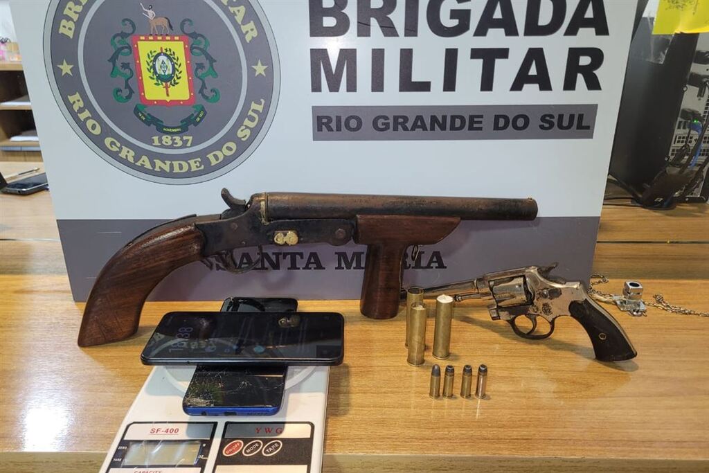 título imagem Dupla é presa pela Brigada Militar com armas após tentativa de fuga em Santa Maria