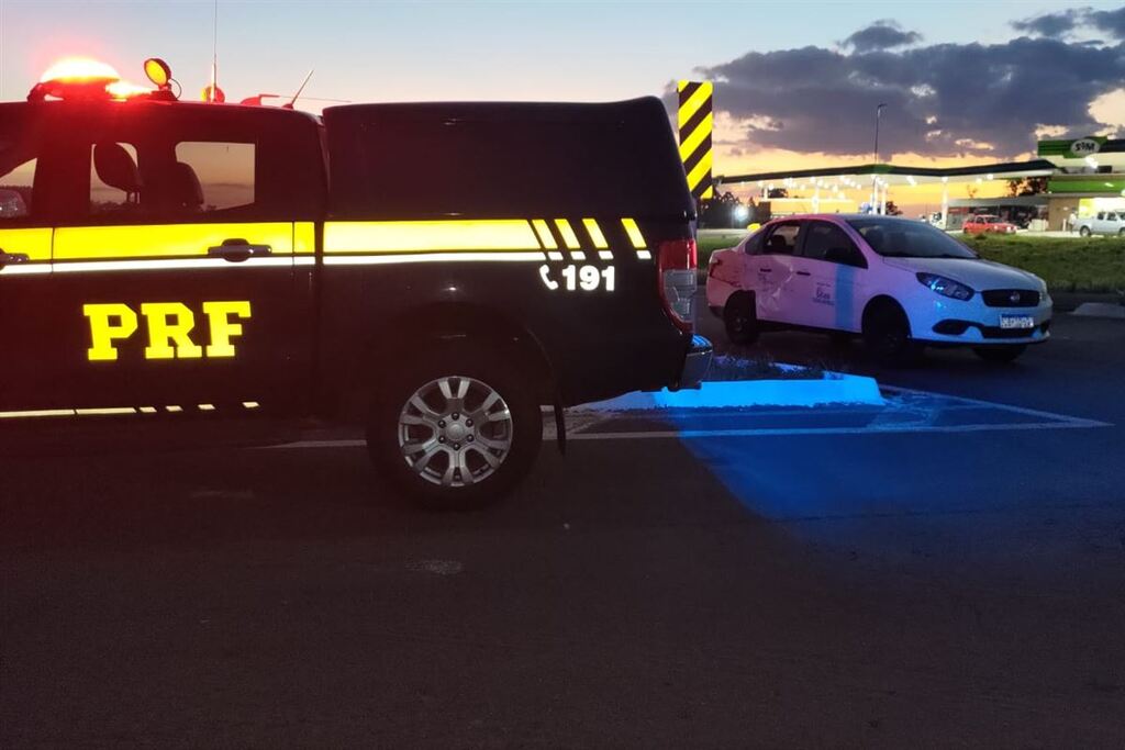 Caminhão e carro colidem na BR-287 em Santiago