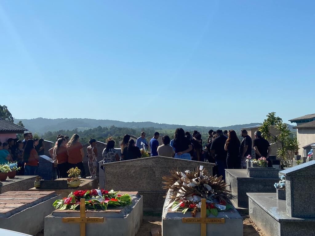 Foto:  Paola Altneter (Portal ABCmais/Jornal N) - Sepultamento aconteceu na cidade em que Théo morava com a mãe, Abigail Luisa Ferreira Felber,