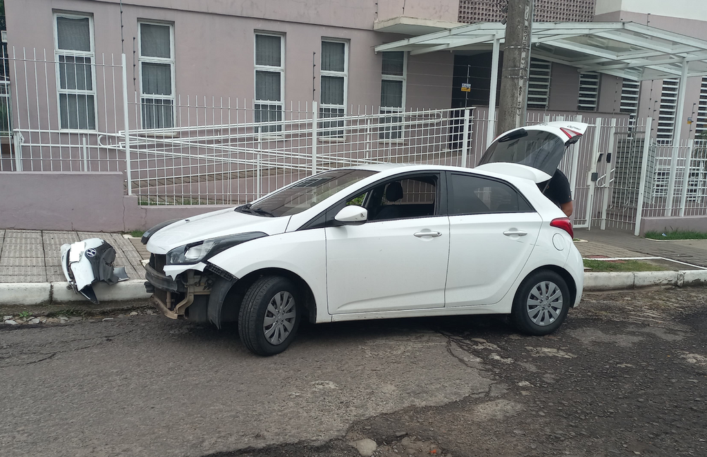 Foto: Gilberto Ferreira - HB20 colidiu com motocicleta no Bairro Nossa Senhora de Lourdes