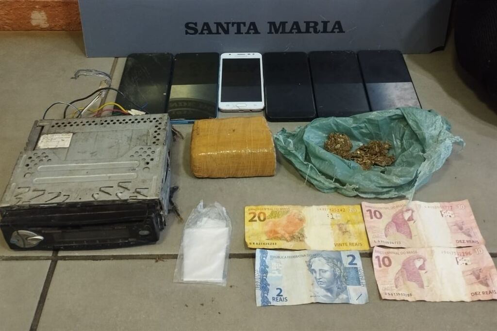 título imagem Homem tenta passar cartão negado, chuta porta de posto de combustível, foge e é preso por tráfico de drogas em Santa Maria