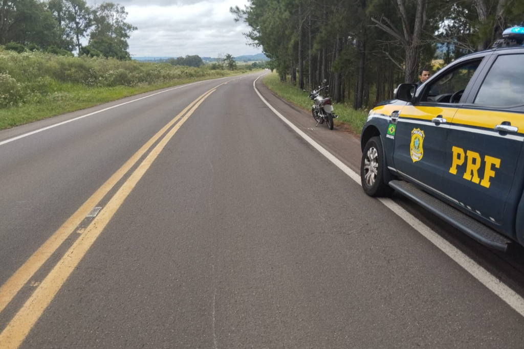 título imagem Homem fica gravemente ferido após cair da garupa de moto em rodovia da região