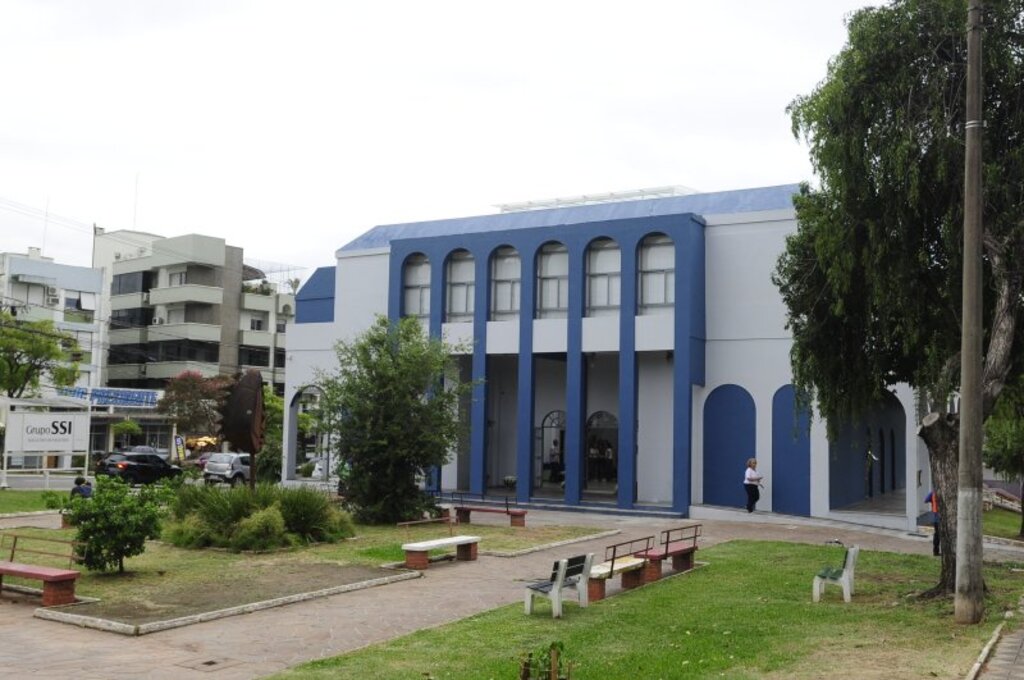 Biblioteca Municipal é reinaugurada após reforma e recebe novos espaços e acervo