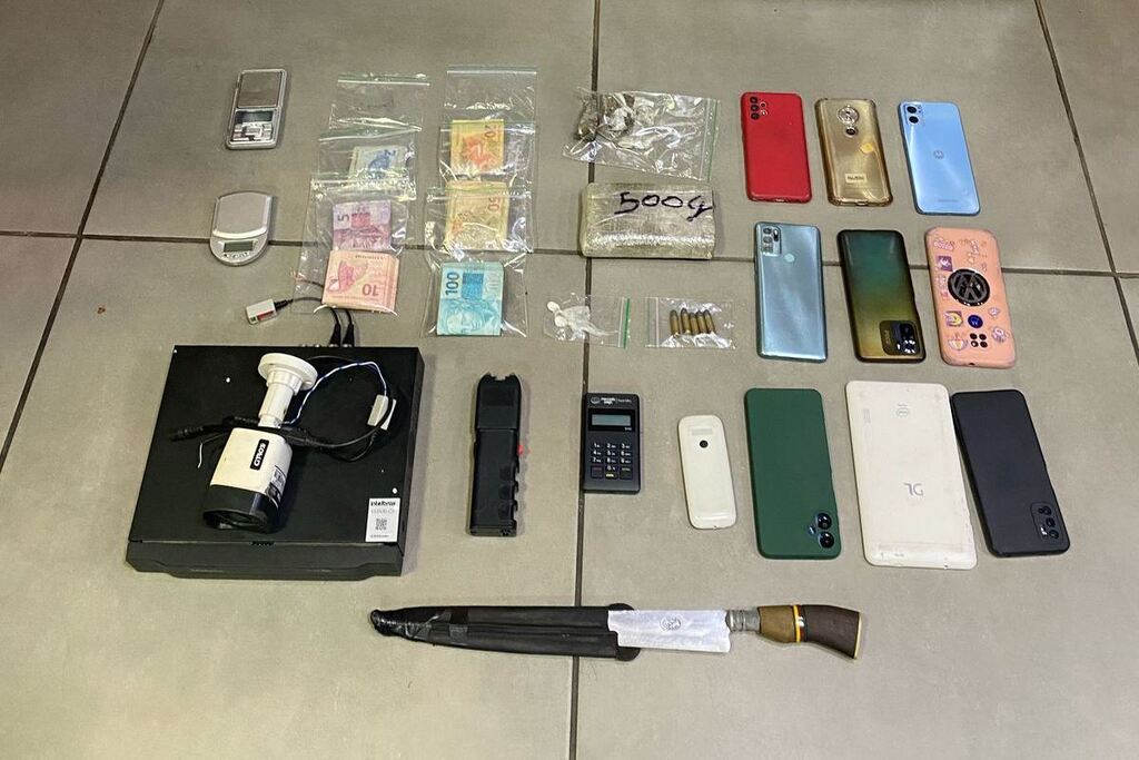 título imagem Mulher tenta descartar droga no vaso, mas é presa junto com companheiro por tráfico em Santa Maria