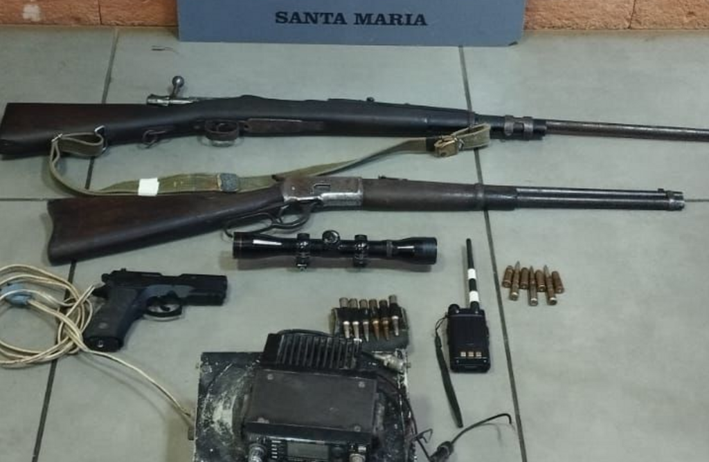 título imagem Brigada Militar apreende um fuzil embaixo de assoalho de residência em Santa Maria
