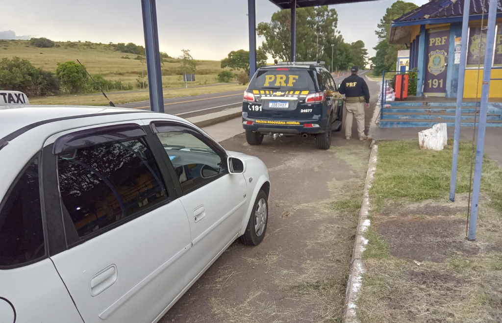 título imagem Trio é preso com 70 kg de haxixe em táxi na BR-158, em Santana do Livramento