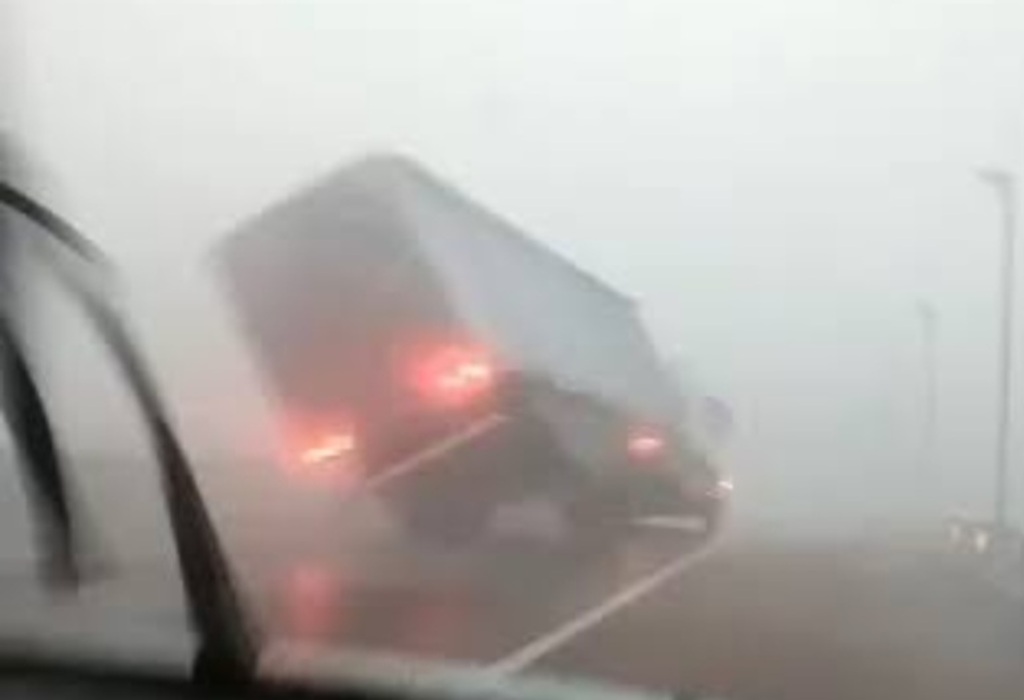 Região Metropolitana registra estragos com temporal; caminhão chegou a tombar com a força do vento