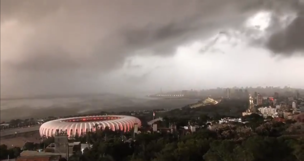 título imagem Região Metropolitana ainda registra bloqueios por queda de árvores, semáforos fora de operação e 143 mil endereços sem energia após temporal
