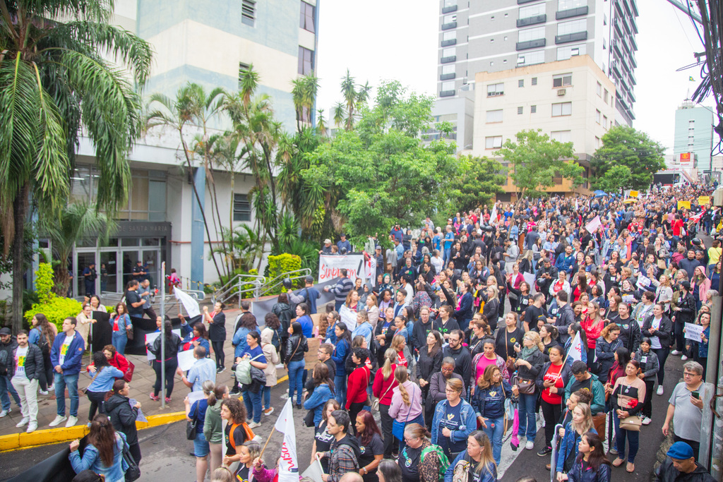 Servidores municipais paralisam atividades em Santa Maria