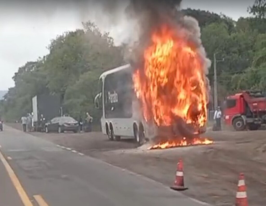 Ônibus da Planalto com 21 passageiros pega fogo e causa susto perto de Vera Cruz