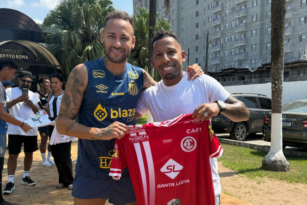 Reforço do Inter-SM, Vitor Júnior presenteia Neymar com camisa do clube de Santa Maria