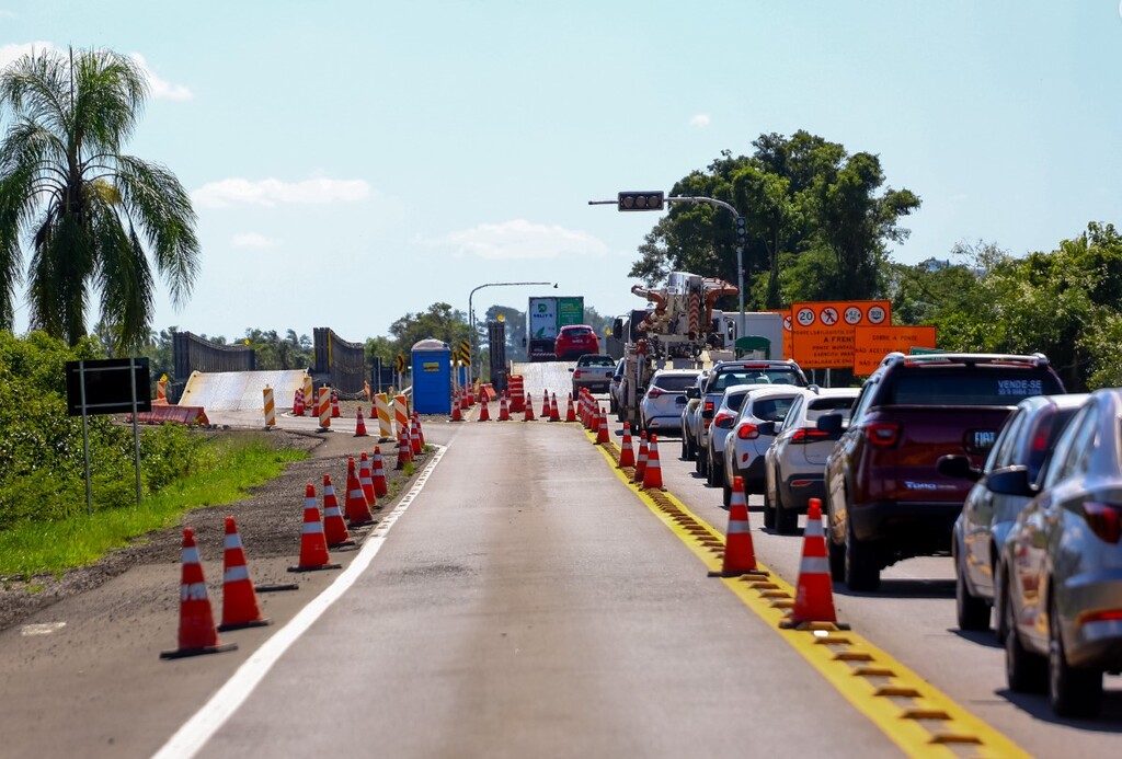 Foto Beto Albert - No local onde desabou a ponte em 30 de abril de 2024, há duas pontes móveis. Obra da nova ponte definitiva será ao lado delas.