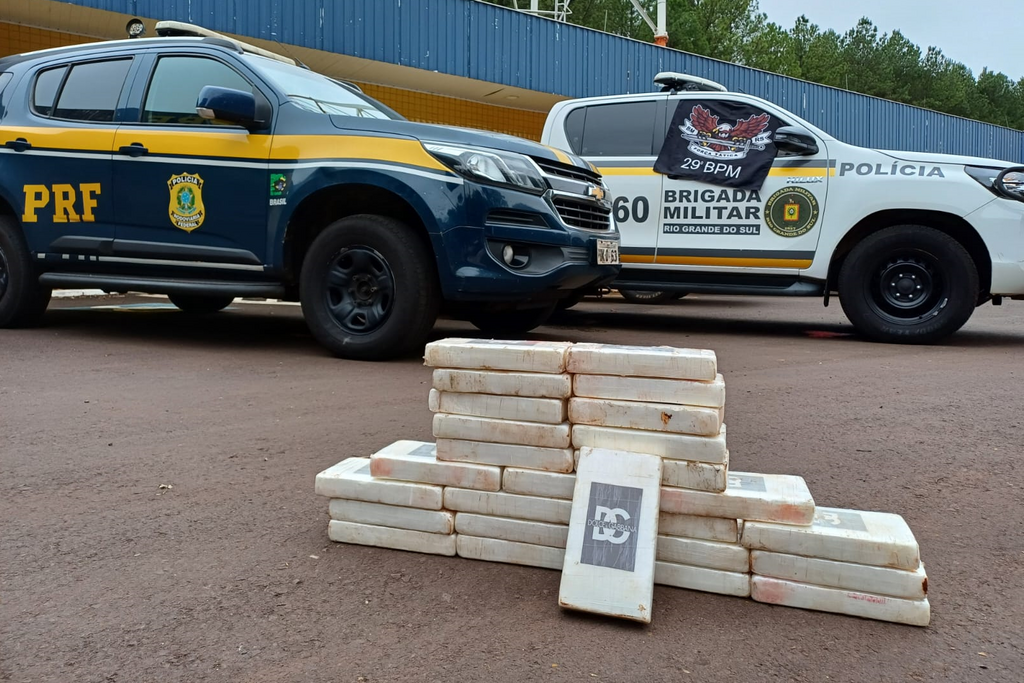 título imagem Quatro paraguaios são presos com quase 30 kg de cocaína em carro furtado transportado por guincho