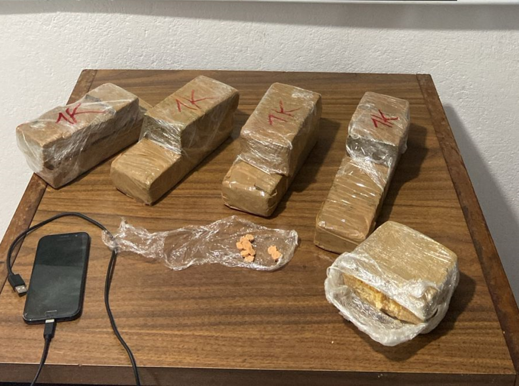 título imagem Passageiro é preso com mais de 4 Kg de drogas ao desembarcar de ônibus em cidade da região