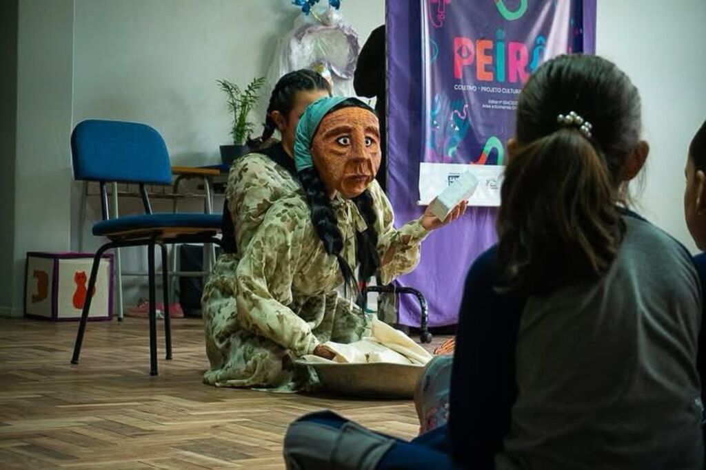 Projeto percorrerá escolas para atividades voltadas à formação e experimentação de técnicas com bonecos e objetos cênicos Projeto percorrerá escolas para atividades voltadas à formação e experimentação de técnicas com bonecos e objetos cênicos