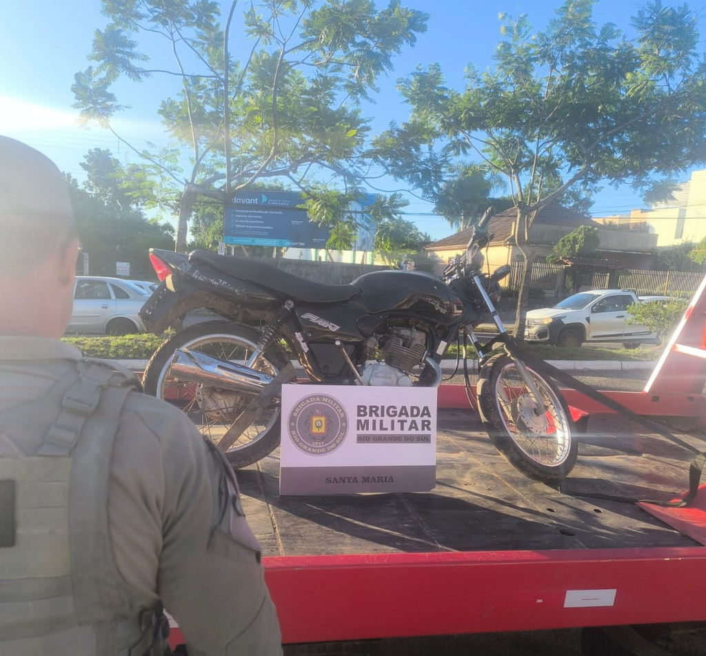 título imagem Motocicleta furtada é recuperada pela Brigada Militar na Vila Churupa, em Santa Maria