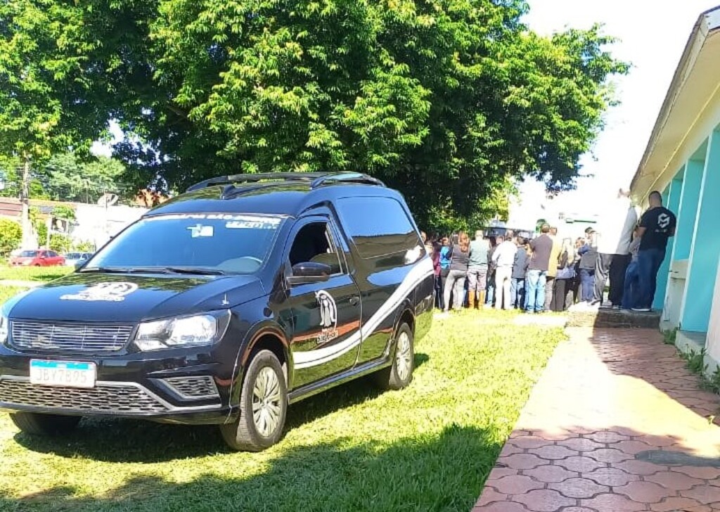título imagem Familiares e amigos se despedem de seis das sete vítimas de acidente com ônibus da UFSM