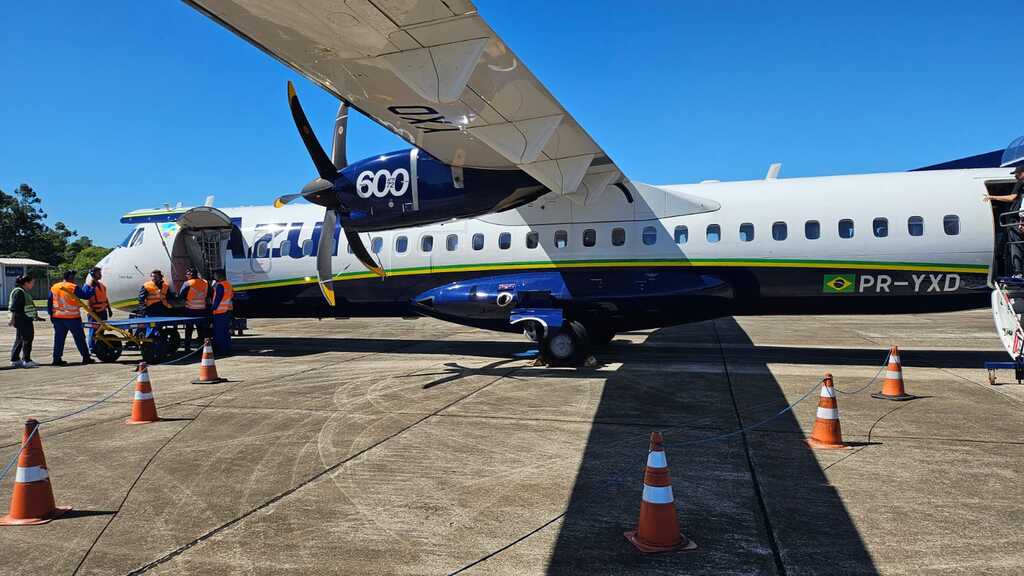 título imagem Passageiro tenta abrir porta de emergência e voo é interrompido no aeroporto de Santa Maria