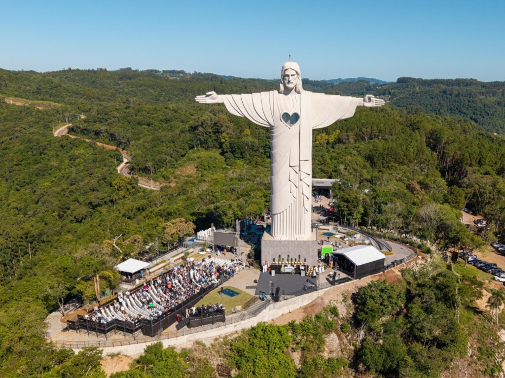 Santa Maria pode seguir exemplo de Encantado e construir estátua para Medianeira ou Diácono Pozzobon?