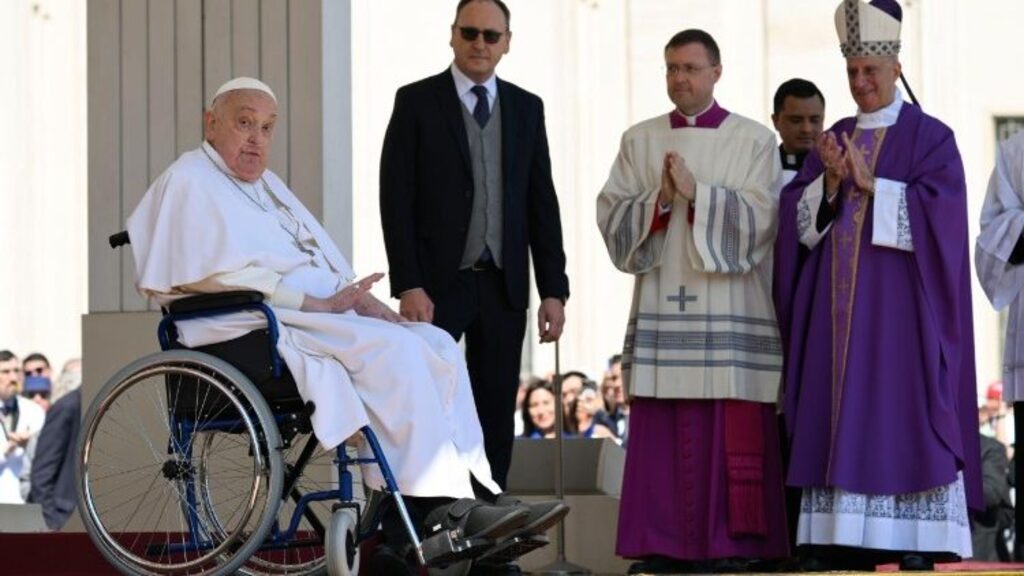 título imagem Papa Francisco faz primeira aparição pública após alta hospitalar