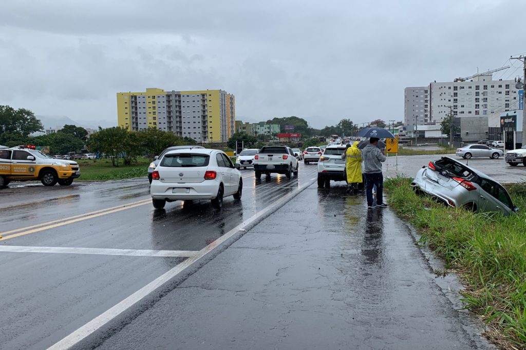 título imagem Veículo sai da pista na tarde desta segunda na RSC-287