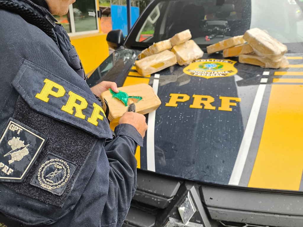 título imagem Motorista é preso com 10 quilos de drogas após ter de parar o carro devido a um pneu furado