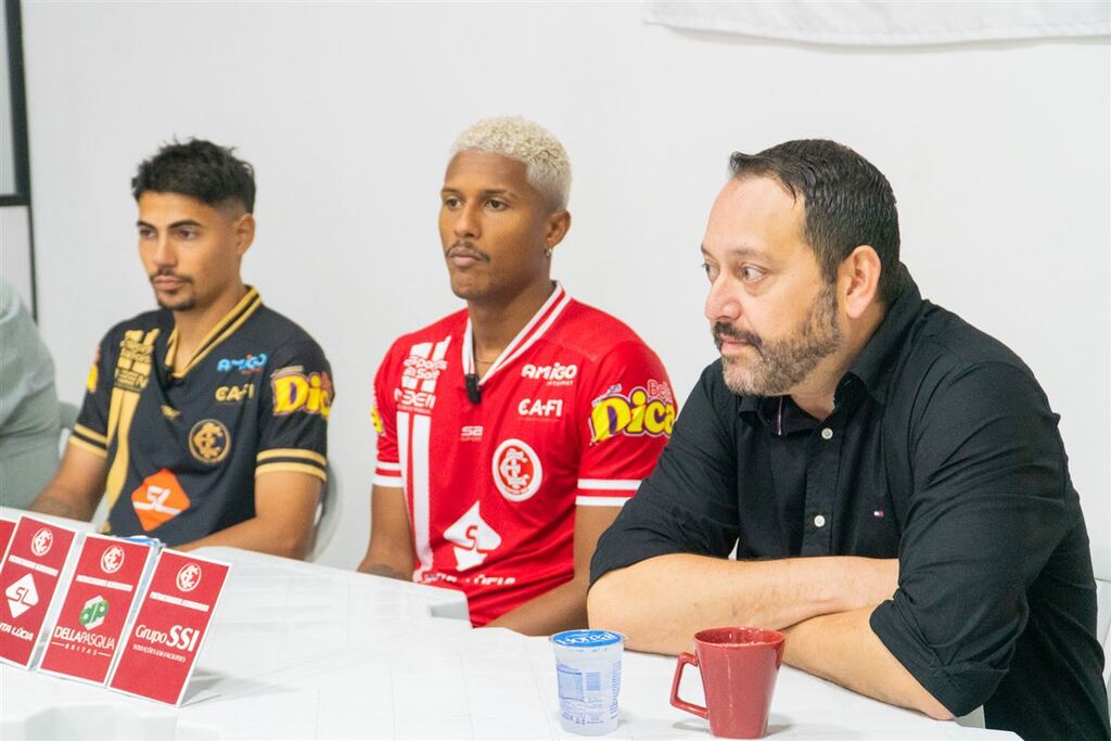 Foto: Beto Albert - Volante Marco (à esquerda), Gabriel Morbeck (de vermelho), ao lado do presidente do clube Pedro Della Pasqua (à direita)