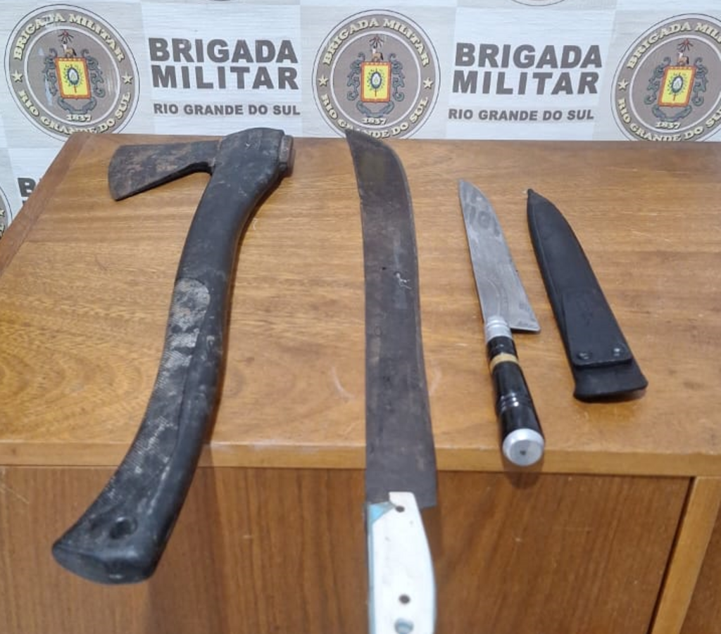 título imagem Homem tenta agredir vítima com facão, faca e machado, mas é desarmado e ferido