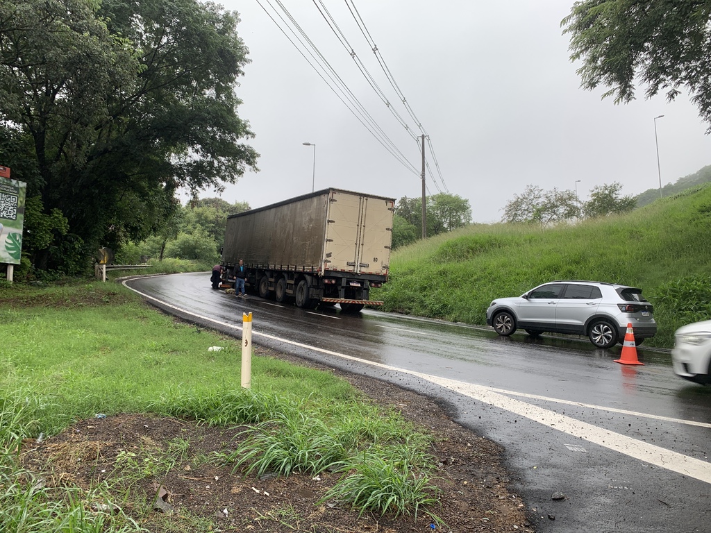 título imagem Caminhão estraga e provoca alterações no trânsito na rotatória da Rodoviária de Santa Maria