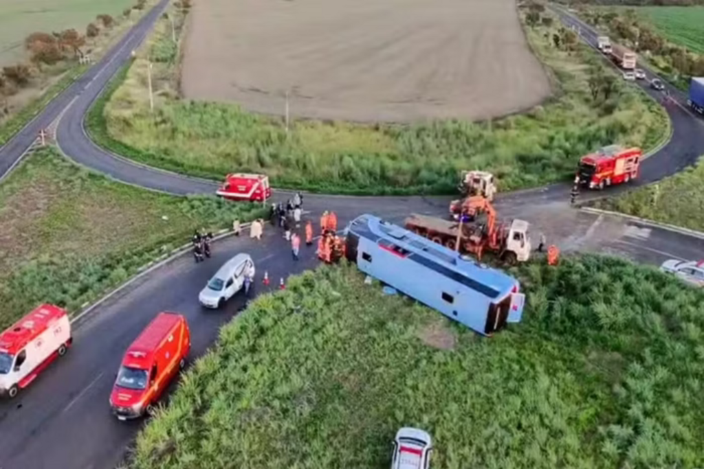 título imagem Ônibus tomba em rodovia de Minas Gerais e deixa 10 mortos, incluindo duas crianças