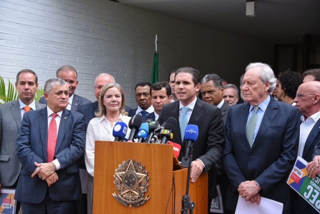 Foto: Douglas Gomes (Câmara dos Deputados) - Texto da Proposta de Emenda à Constituição foi entregue ao presidente da Câmara, Hugo Motta, pelo ministro da Justiça, Ricardo Lewandowski