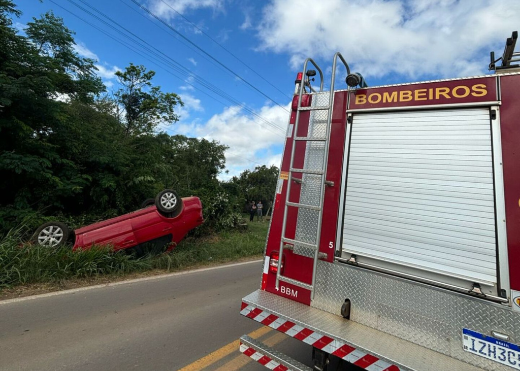 título imagem Após colidir em fusca, carro sai da pista e tomba na ERS-149 em Restinga Sêca