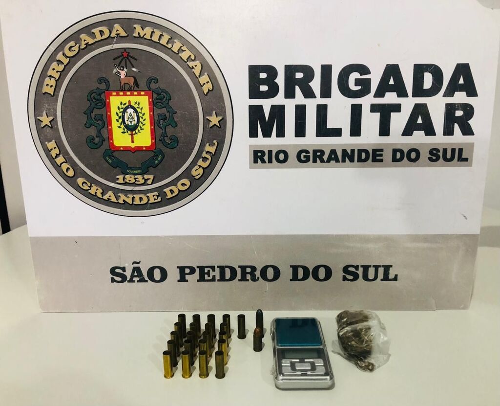 título imagem Após tentativa de fuga, jovem é preso com maconha e munições de calibre restrito em São Pedro do Sul
