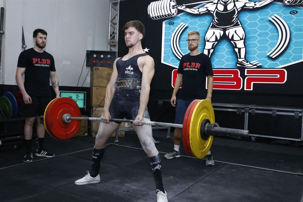 Foto: Celso Antônio Daltoé - Na foto, o atleta Estevan Müller, 19 anos, da Atlar, levanta peso 
competindo na categoria (-67,5 kg)