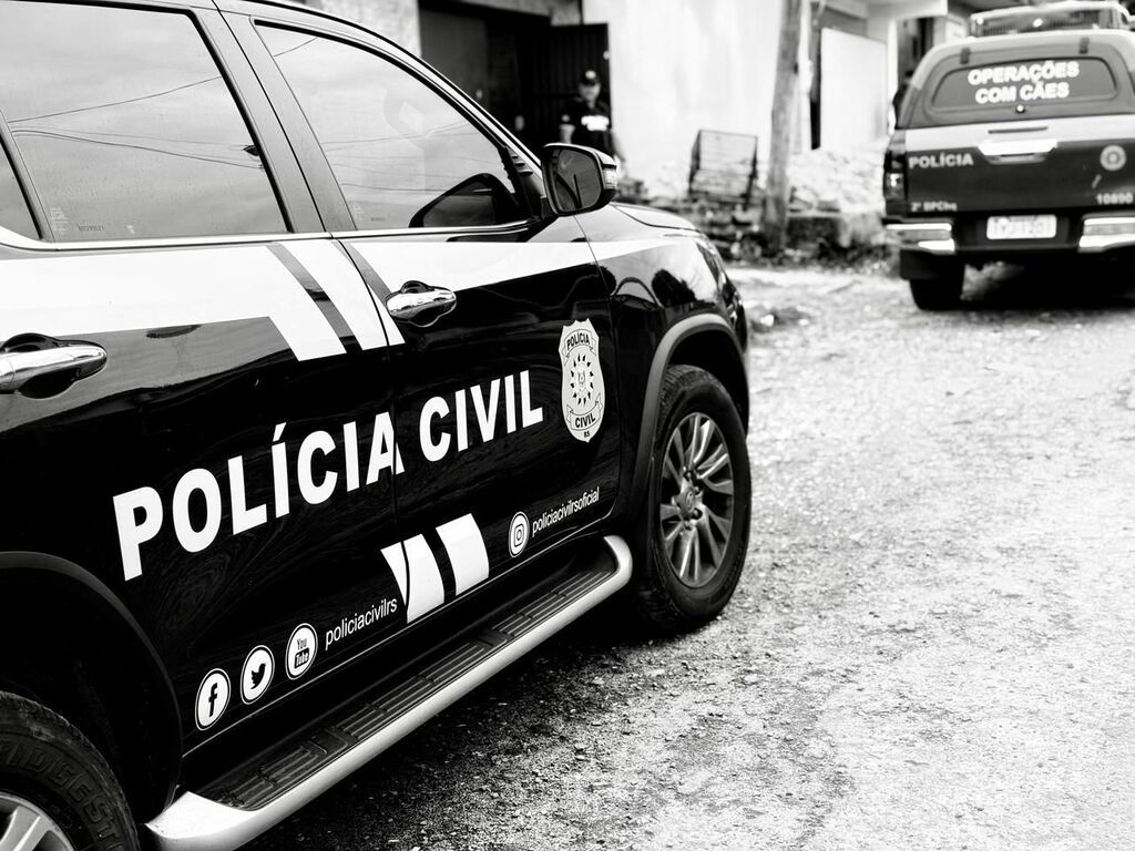 Operação da Polícia Civil prende três pessoas e apreende 18 pedras de crack em Santa Maria