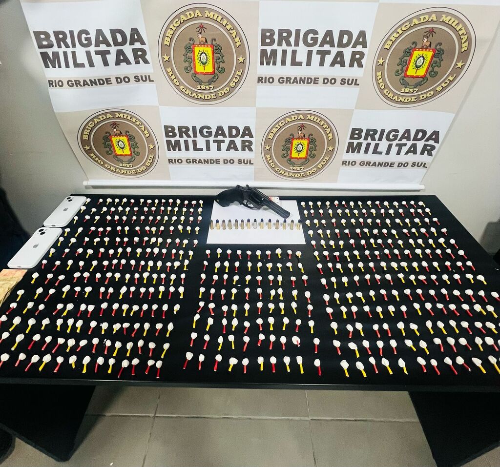 título imagem Mulher é presa com quase 600 porções de cocaína, arma e munições em Santa Maria